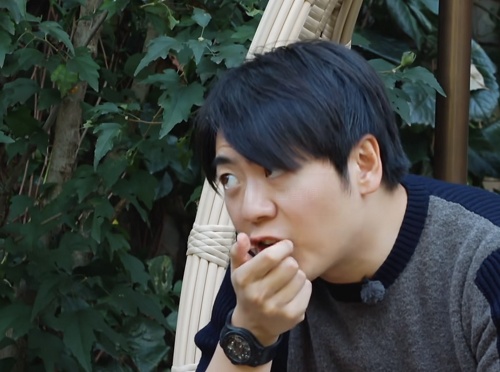 吉娜嗑瓜子时,凳子只坐三分之一不算啥,看到"l型坐姿"不服不行