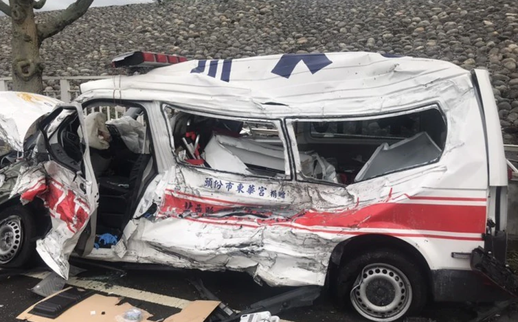 救护车遭油罐车逆向冲撞 车全撞烂3人重伤急救