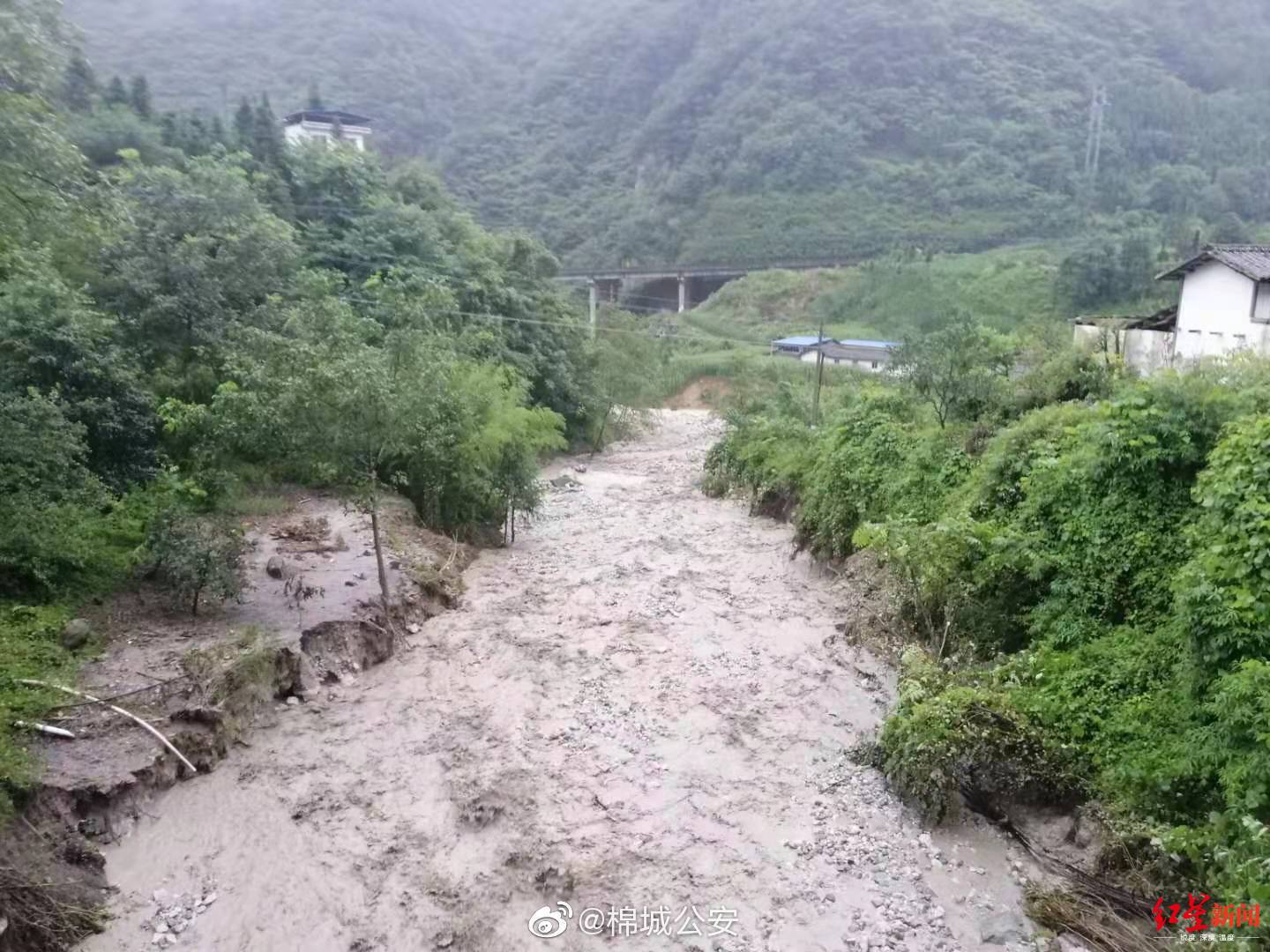 石棉遭暴雨袭击发生泥石流 目前无人员伤亡
