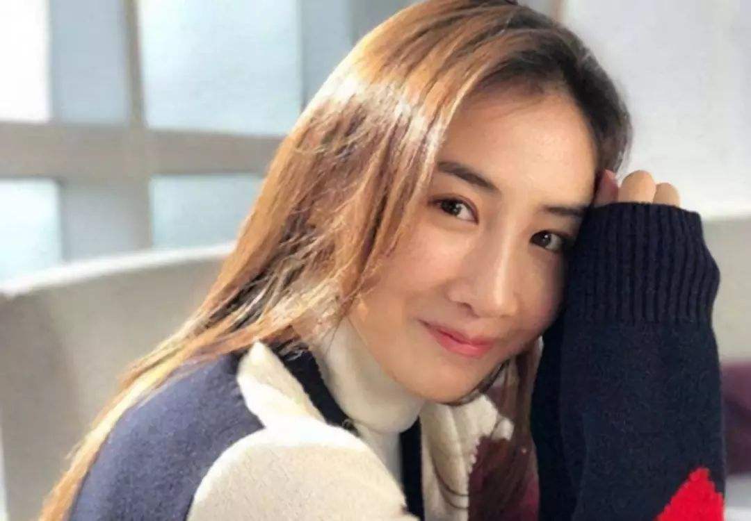 "蹦床女神"何雯娜,晒马尔代夫泳装照,网友:胖到该胖的地方了