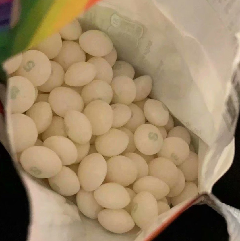 彩虹糖推出全白限定版,糖果从彩色改成白色,还标记了不同的味道-看点