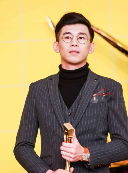 快手大乱,被封杀网红又回归?浩南直播下跪,网友:网红多戏精