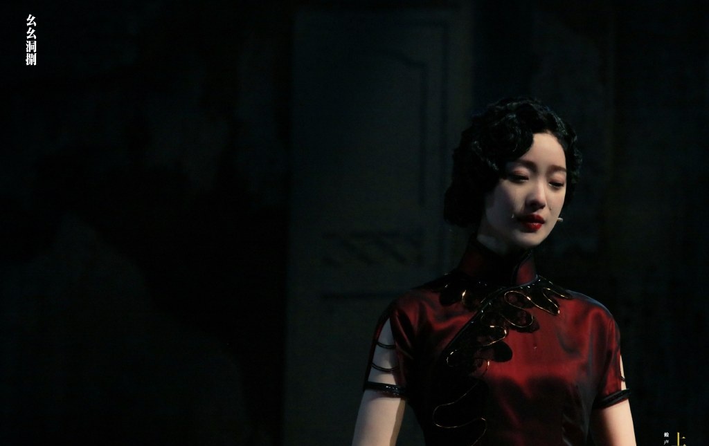 倪妮主演话剧《幺幺洞捌》获赖声川称赞,舞台上的她韵味十足