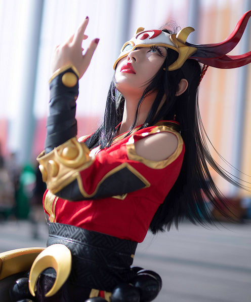 cosplay《英雄联盟》战场女武神希维尔,堪称神还原