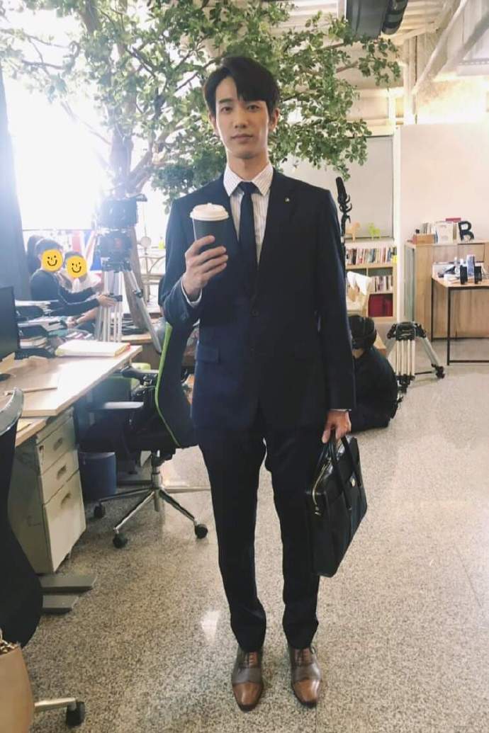 刘以豪不仅长得帅,而且180cm的身高也相当标准,只见画面中的他整个人