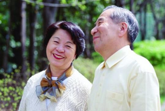 "冻龄爸爸"女儿婚礼上走红,被误认成新郎,新娘:真是我亲爹