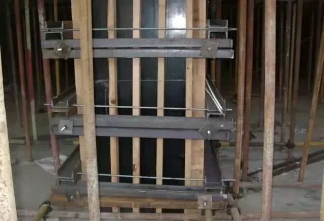 梁柱节点采用开梁豁的形式,以保证不错台,不漏浆