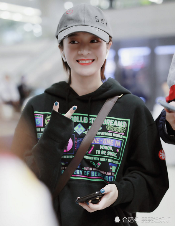 张雪迎证件照曝光,镜头拉近10倍网友惊了:这颜值能做明星?