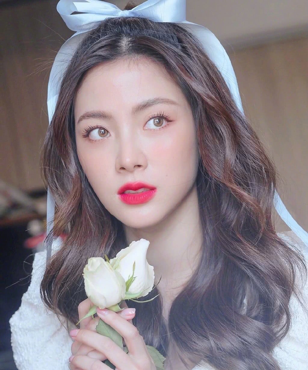 她是泰国"初恋女神",穿白色灯笼袖连衣裙,蝴蝶结丝带显元气