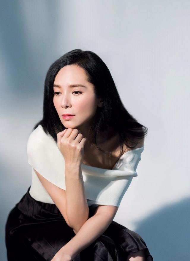 46岁郭羡妮终于晒美照,一字肩礼服简单大气,"冻龄肌"胶感太重