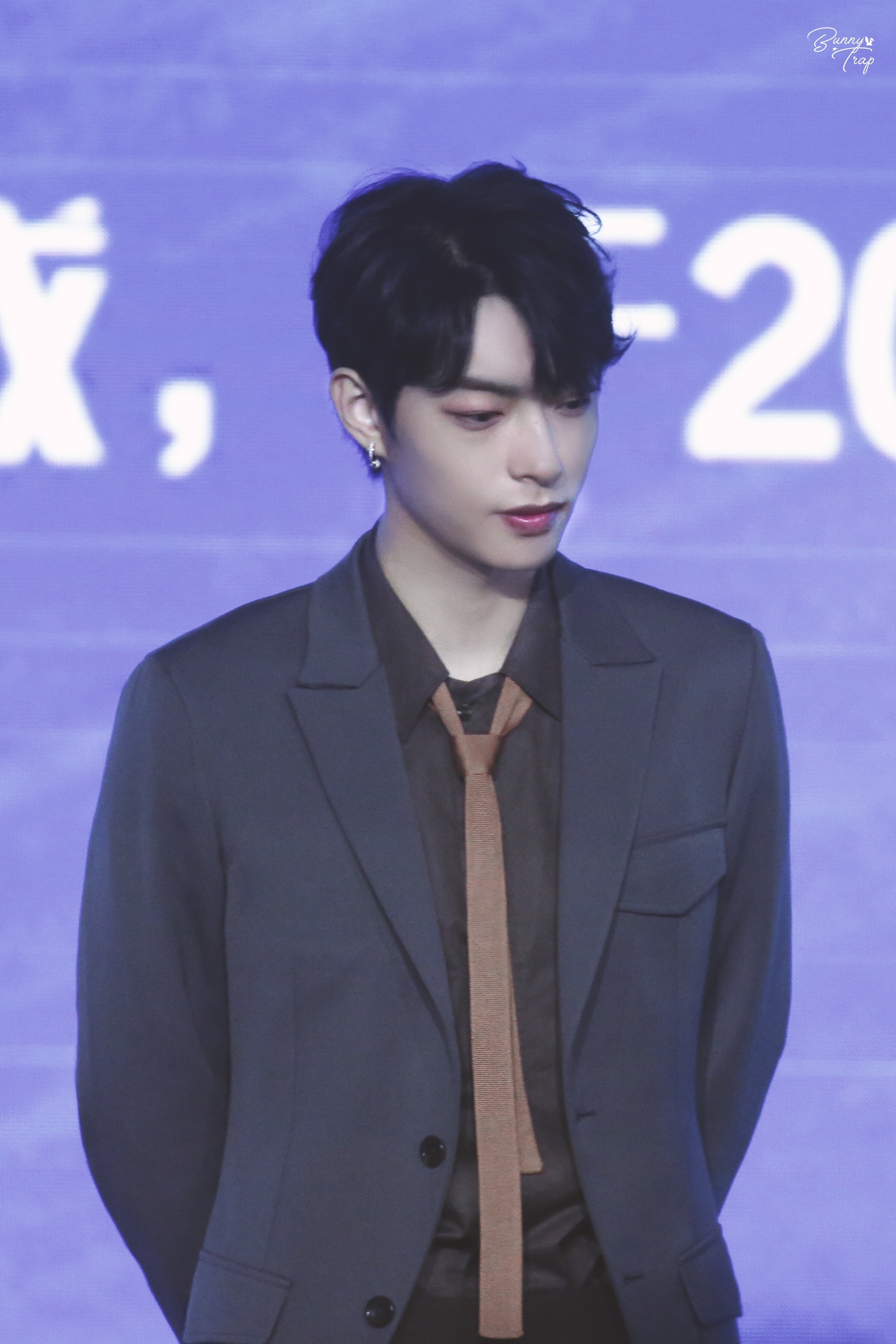 木子洋西装领带帅气出席品牌发布会