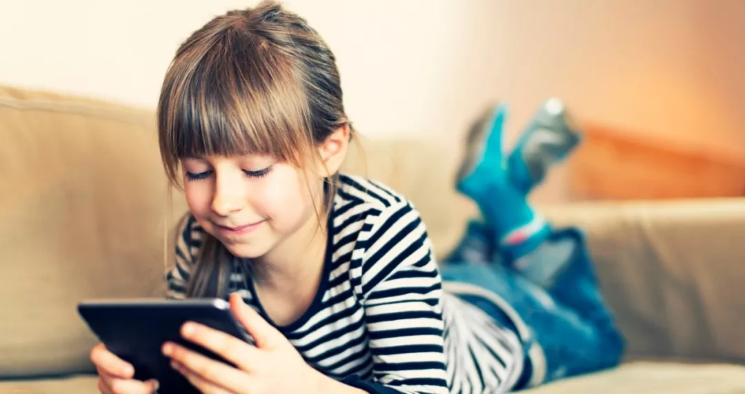 孩子沉迷手机游戏,"六亲不认",父母这样管,一周救回孩子