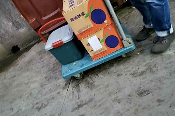 3·15在行动丨天使之橙“现榨橙汁”含剩果汁，卫生清洁漏洞多