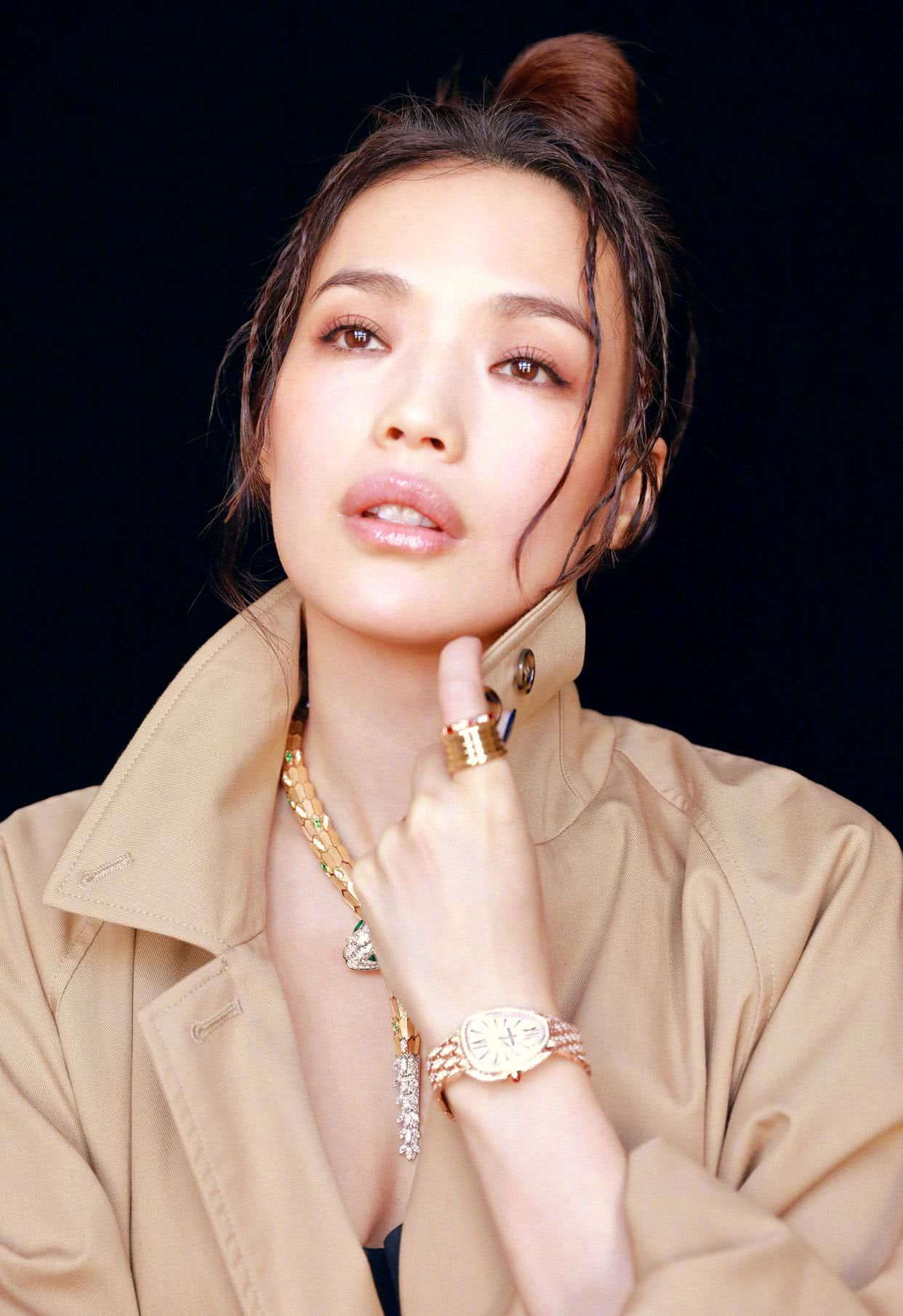 44岁的舒淇不显老,身穿驼色大衣配上一条"蛇"圈项链,很有个性