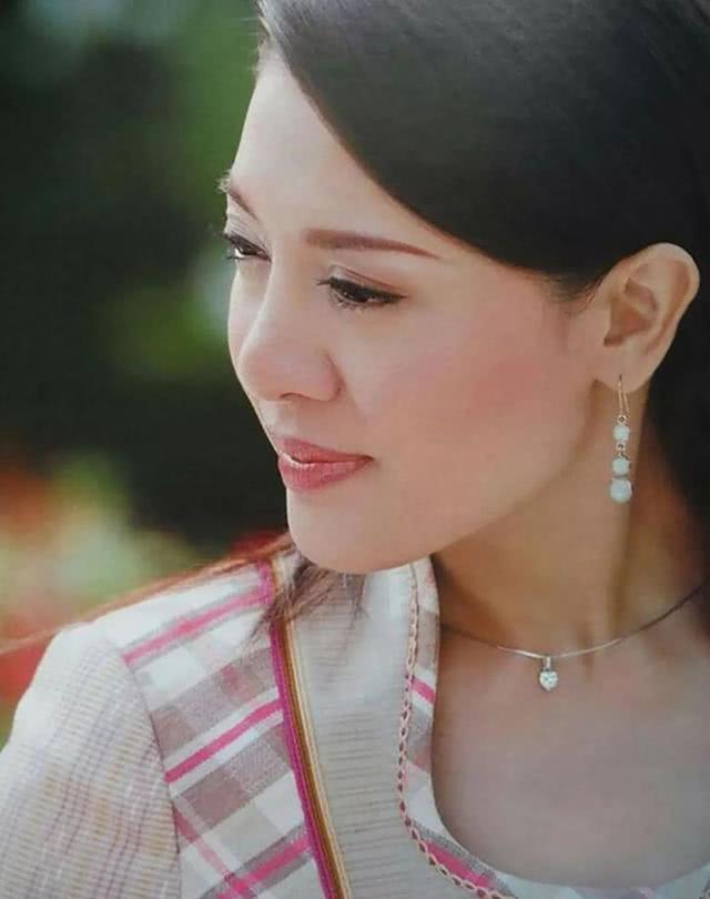 泰王第三任妻子西拉米真的美吗?看完这些珍藏的照片,你就明白了