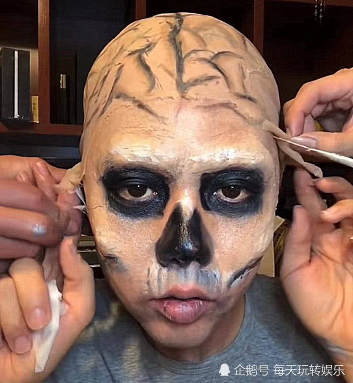 "骷髅怪暴力"卸妆,开始:看着好搞笑,结局:头皮都掉了吧?