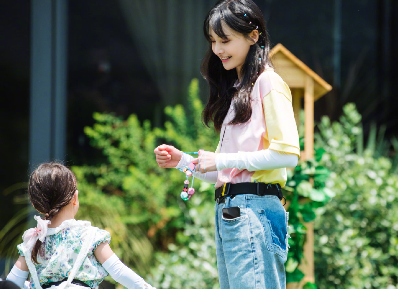 郑爽被造谣转卖节目道具一事,相关方霸气回应:东西给你,请到付