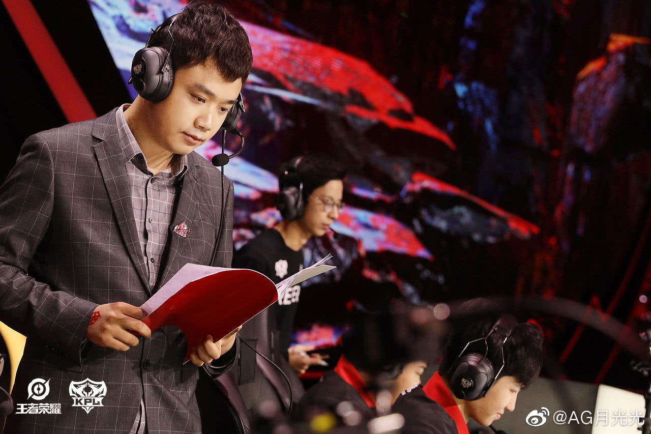 ag月光不当教练想转行当选手?一本正经的说:若上场,打的不好别骂我!-