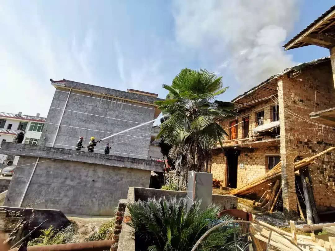 近日,寨下镇一栋老旧木结构居民房燃起熊熊大火!