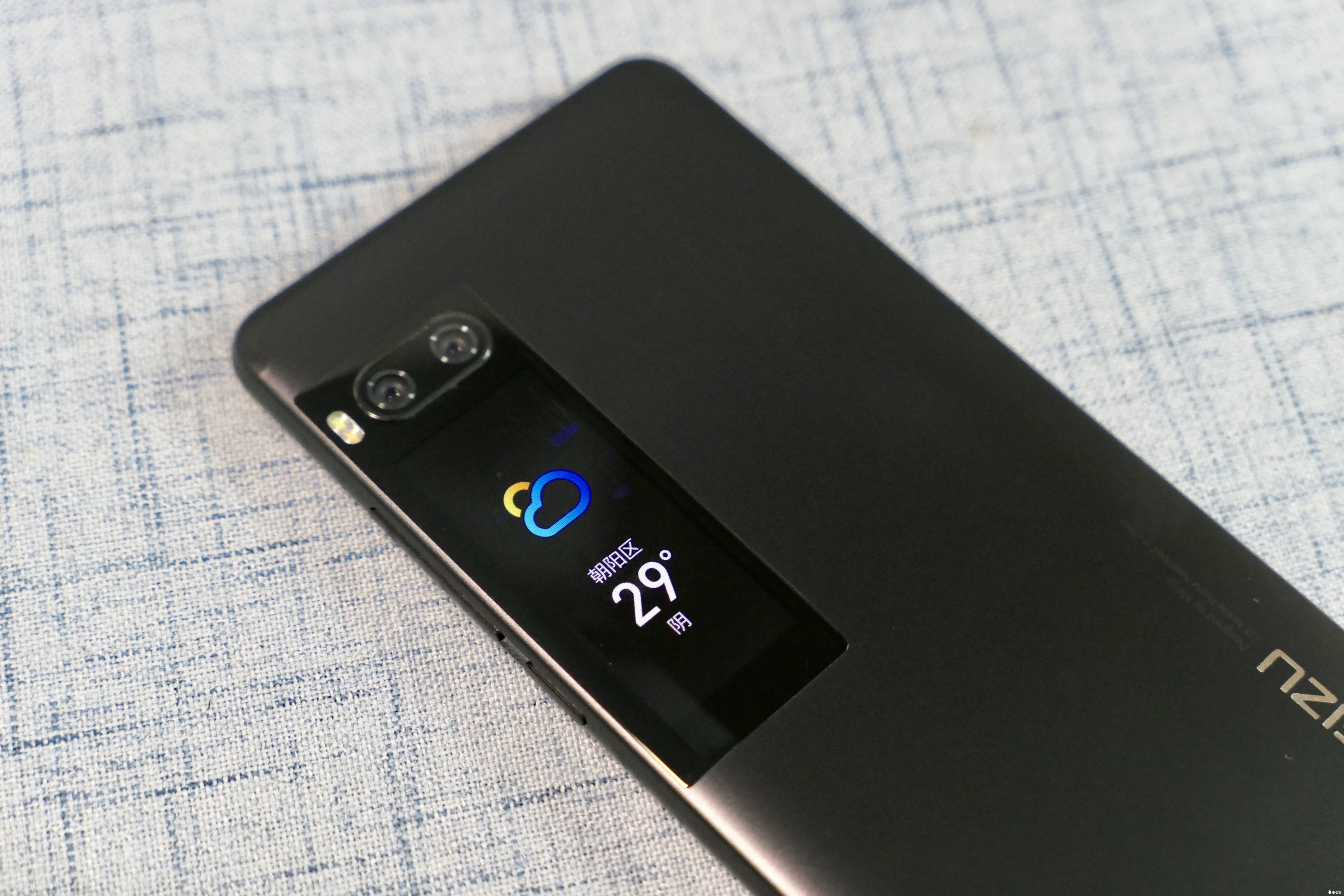 67性能方面,高配版4 128gb内置一颗联发科x30十核处理器,全新的10nm