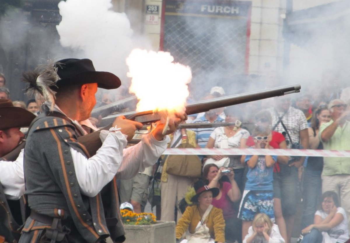 燧发枪火药烟雾大,射击过程必冒毁容风险,看到原理值了!