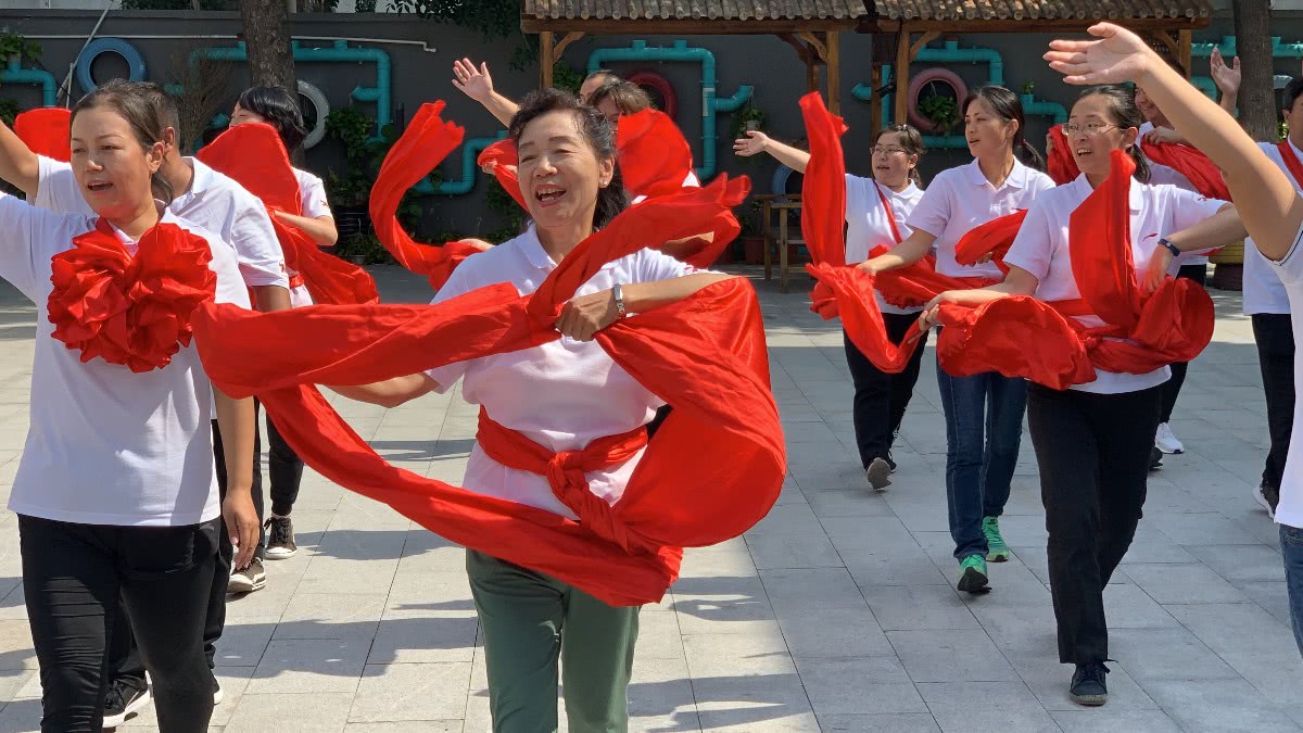 朝阳群众夏兰:红绸翻飞舞出自信