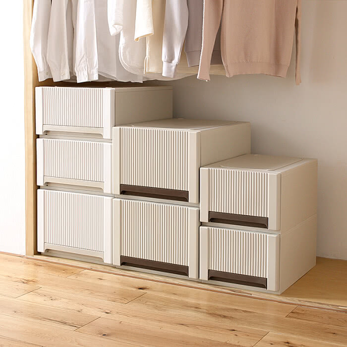 垂直空间里放置多层布格子,可以放毛巾,袜子,吊带等小件衣物.