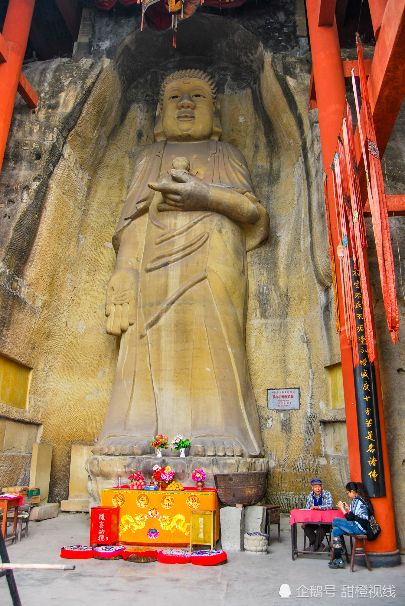 大佛阁内弥陀佛佛尔岩镇寺之宝就是这尊位于后山上的立式弥陀接引佛