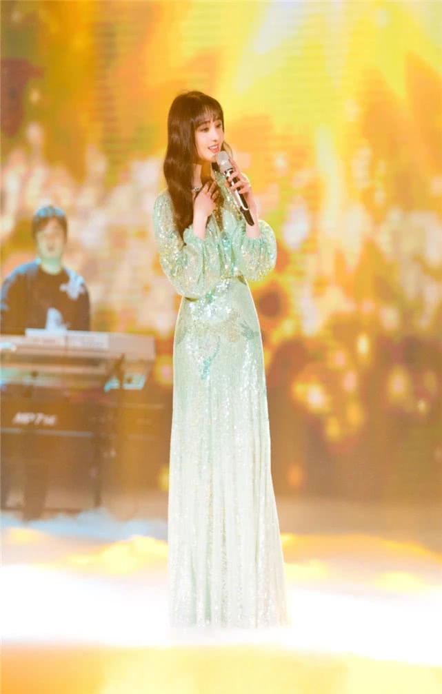 杨超越郑爽齐穿鲜绿色连衣裙,2020年必火!