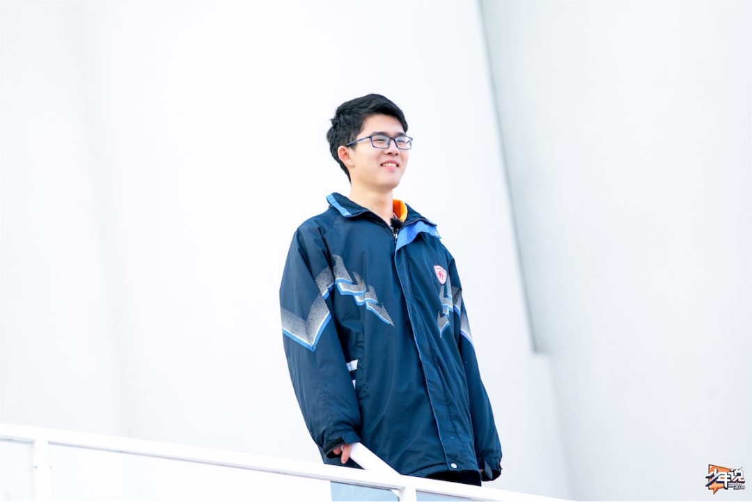 来自高二627班的何烨是一名非常热爱播音艺术的阳光少女.