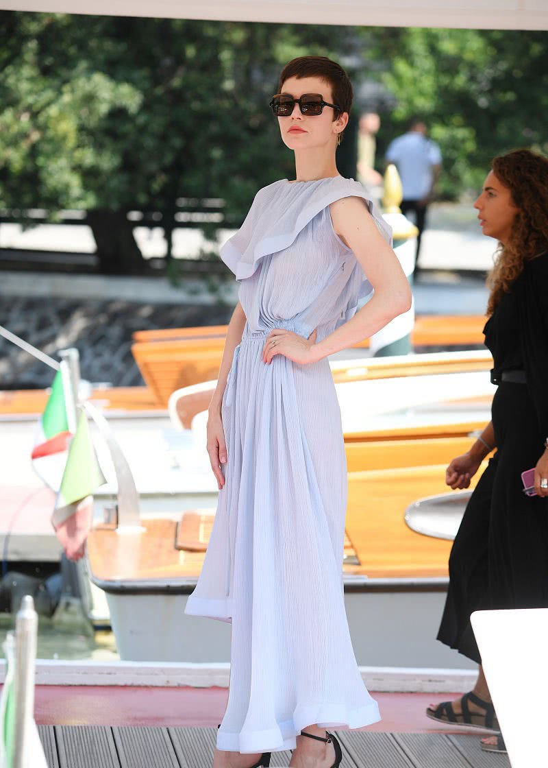 西尔维娅短发戴墨镜化身冷美人,对镜头仰头摆拍很有自信