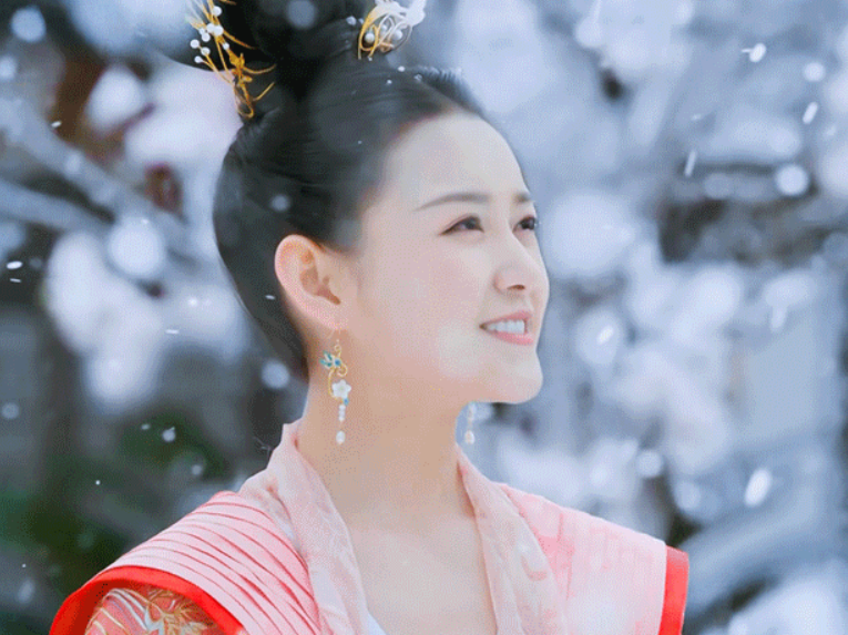 蒋依依"帝女"就足够惊艳,但看到她"人鱼妆"后:美出新高度!