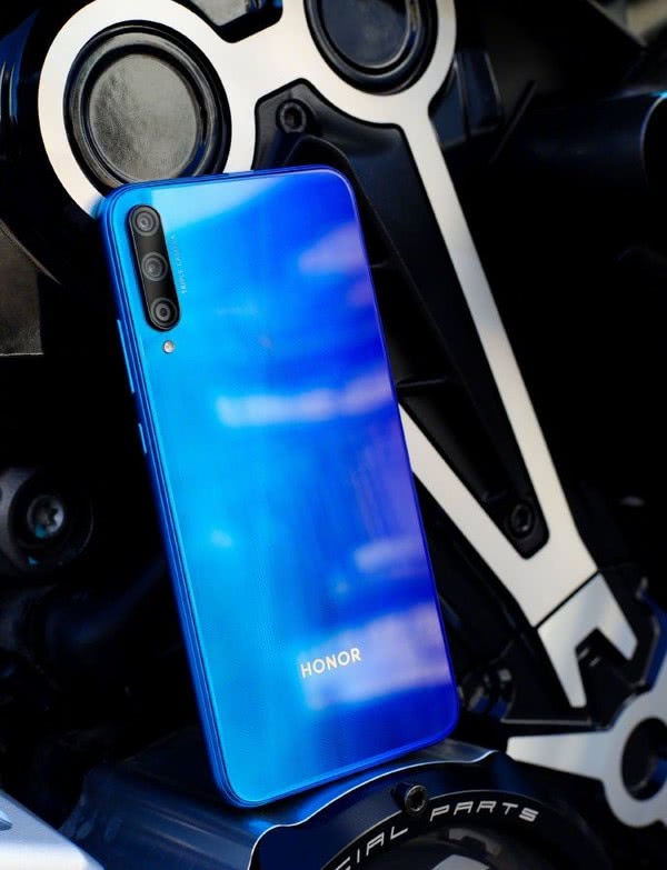 荣耀play3极光蓝版明日全平台开售 "吓人技术2.0"加持