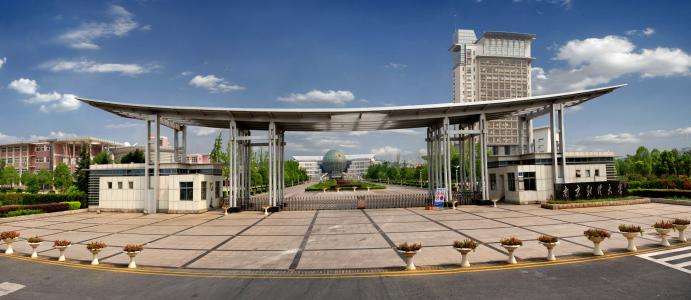 从学校的性质来看,吉林外国语大学是一所民办大学,教育部允许民办学校