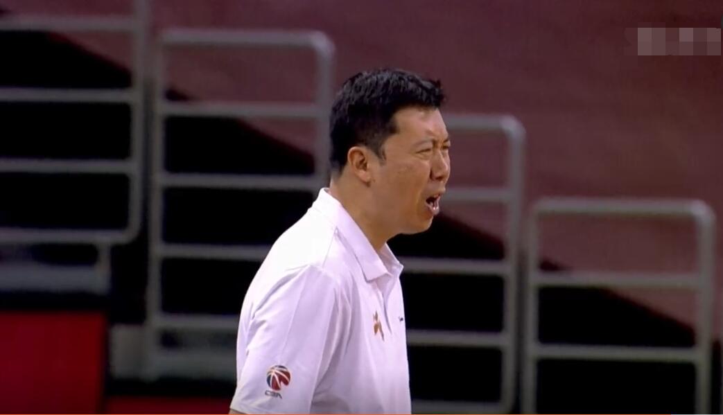心疼王治郅!八一队被疯狂逆转,王治郅这举动:唉,都快哭了