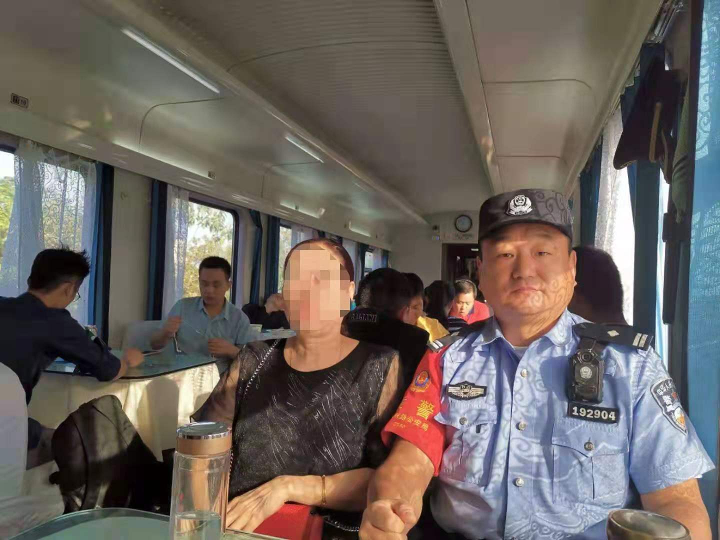 人回应,要么是旅客没发现错拿,要么是旅客已经登乘列车离开了深圳东站