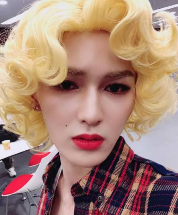 "npc男团"烟熏妆:蔡徐坤霸气,陈立农炫酷,却被朱正廷迷倒