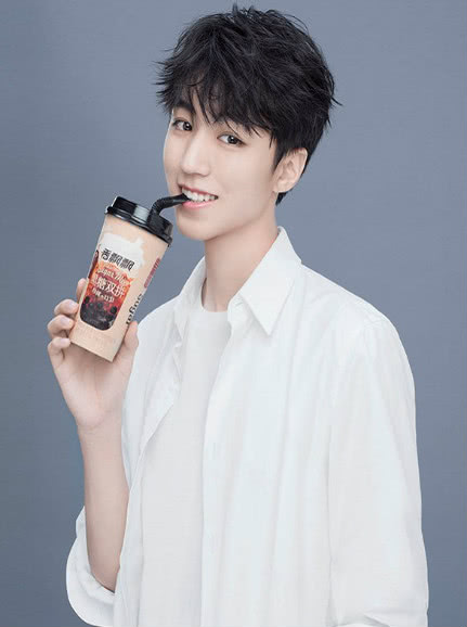 王俊凯为奶茶代言,谁注意他喝奶茶时的小习惯?网友直呼凯三岁