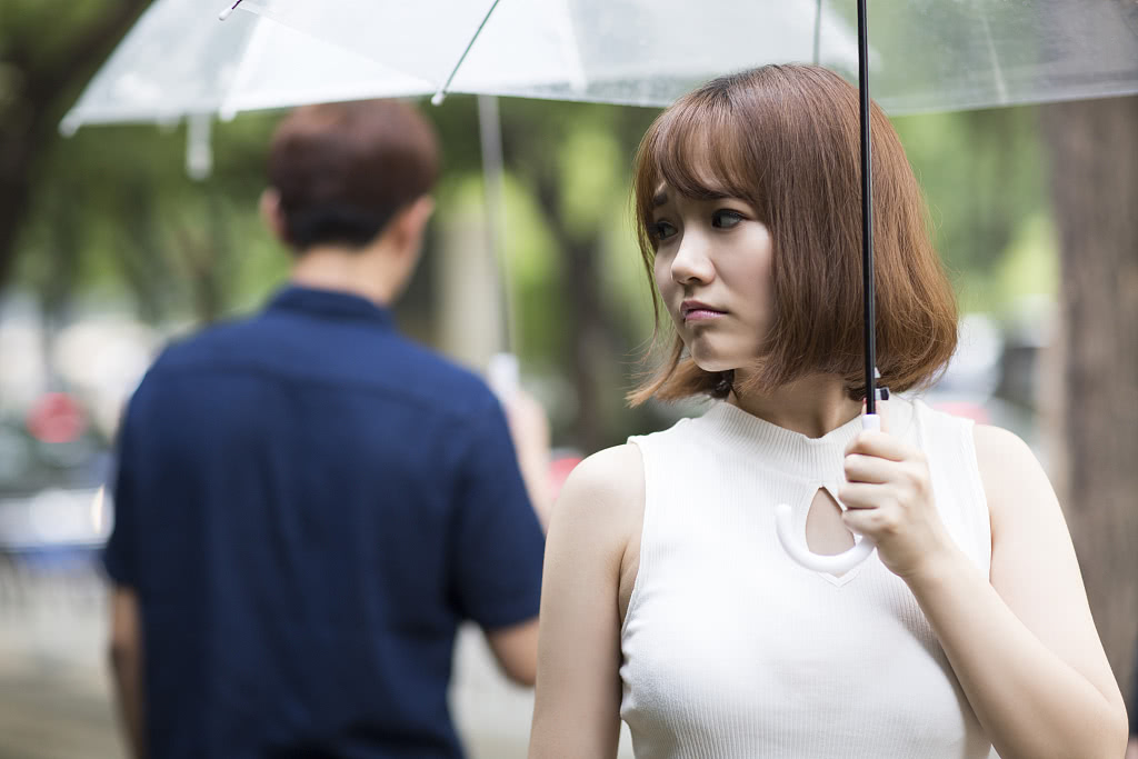 时隔8年,初中暗恋我的男同学加微信,只聊了两句,我忍不住拉黑