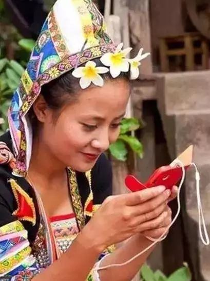基诺族美女递过来的槟榔为何不能乱接?导游:接了谁都帮不你