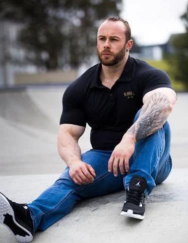 140厘米的袖珍大叔,健身打造肌肉身材,一身腱子肉太抢眼