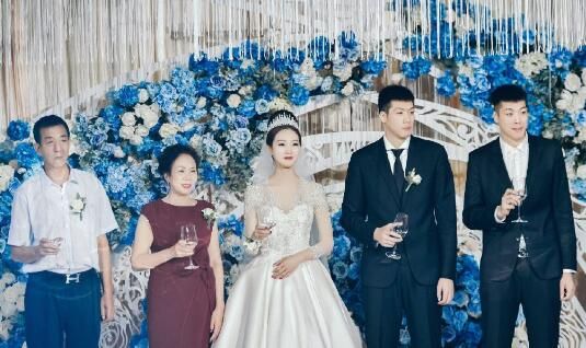 娇妻很漂亮,任骏飞妻子曾是模特,现在是老板娘