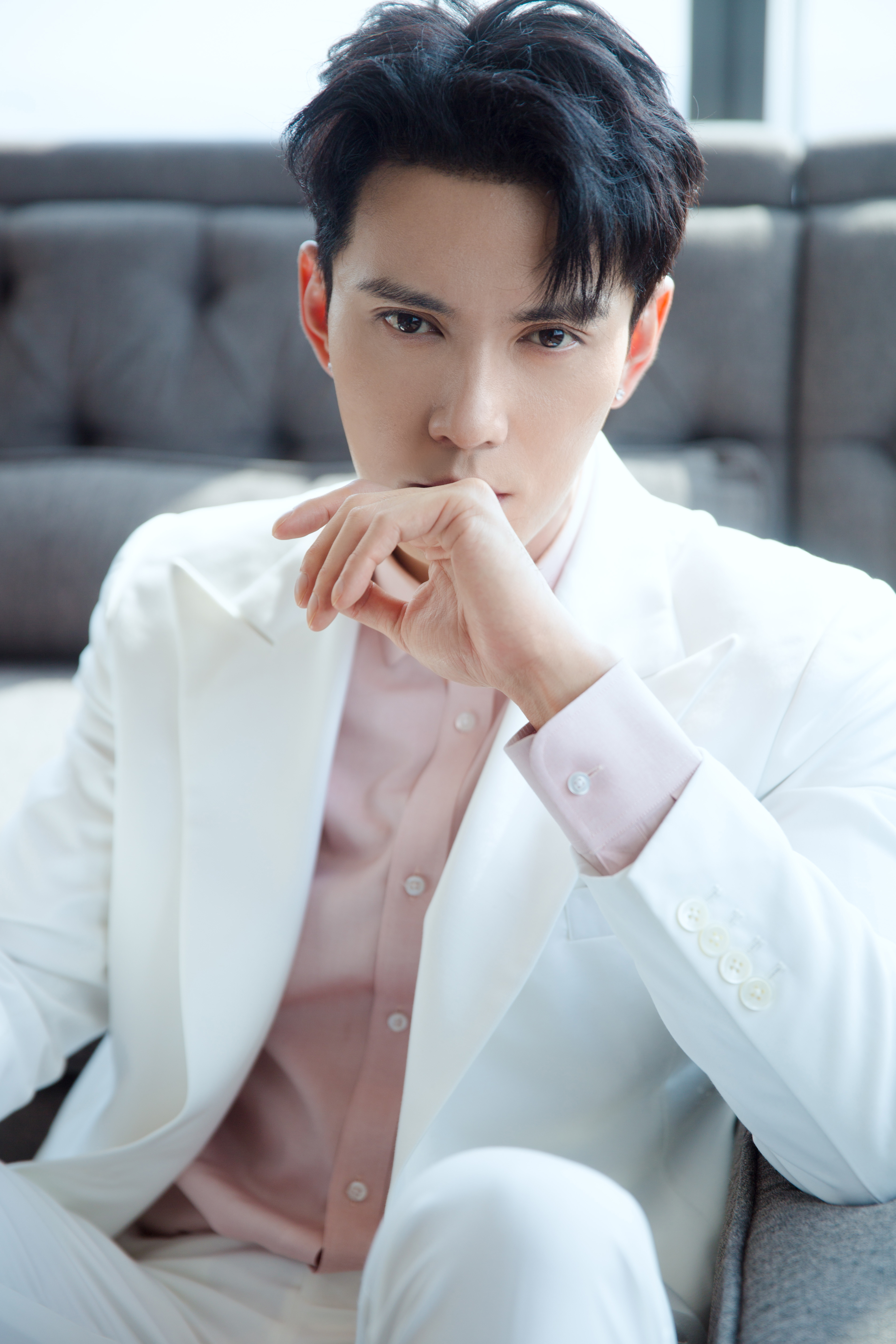 徐正溪粉白西装亮相活动 绅士质感尽显高级魅力