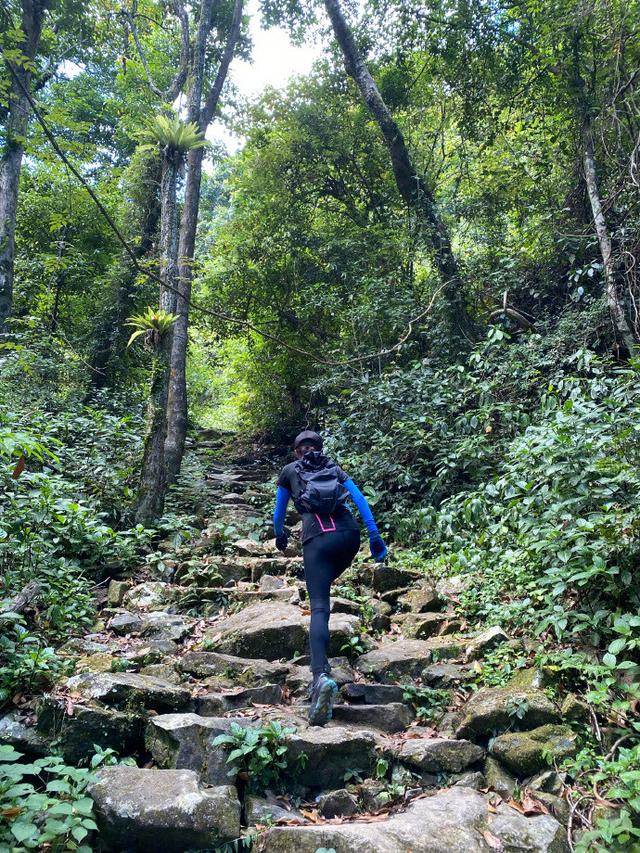 54岁刘嘉玲带侄子爬山,身体倍儿棒,没孩子只能拼命锻炼身体