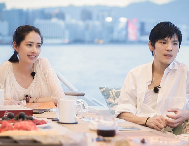 《我家小两口》综艺节目中,年底将要完婚的向佐和郭碧婷为了婚后更好