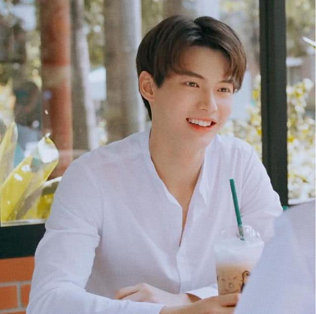 戏里傻白甜戏外高富帅,金刚身材芭比脸蛋,21岁凭高分泰剧走红?