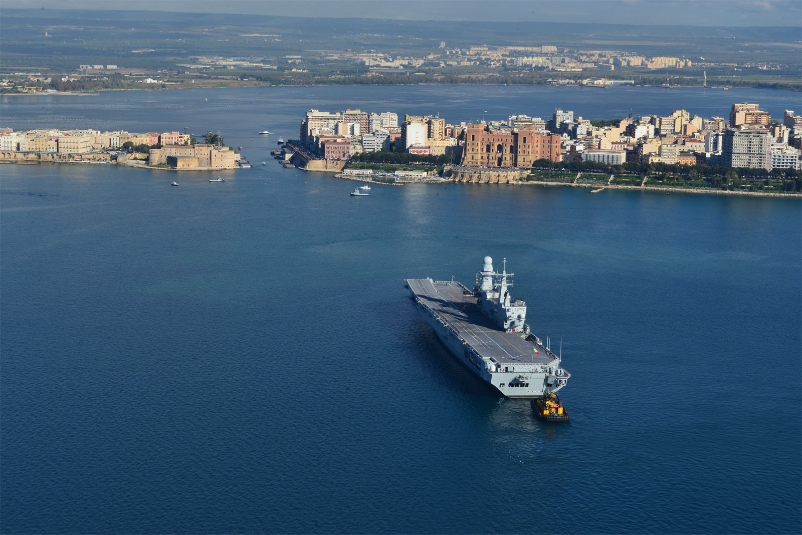 23 16:17 近日意大利海军的"加富尔"号航空母舰(c-550)进入了塔兰托港