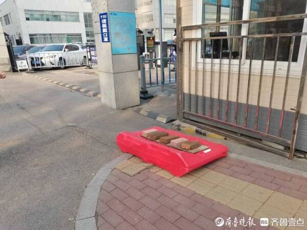 济南高新区一人行道突然坍塌现直径40厘米深坑，24小时后仍未得到维修