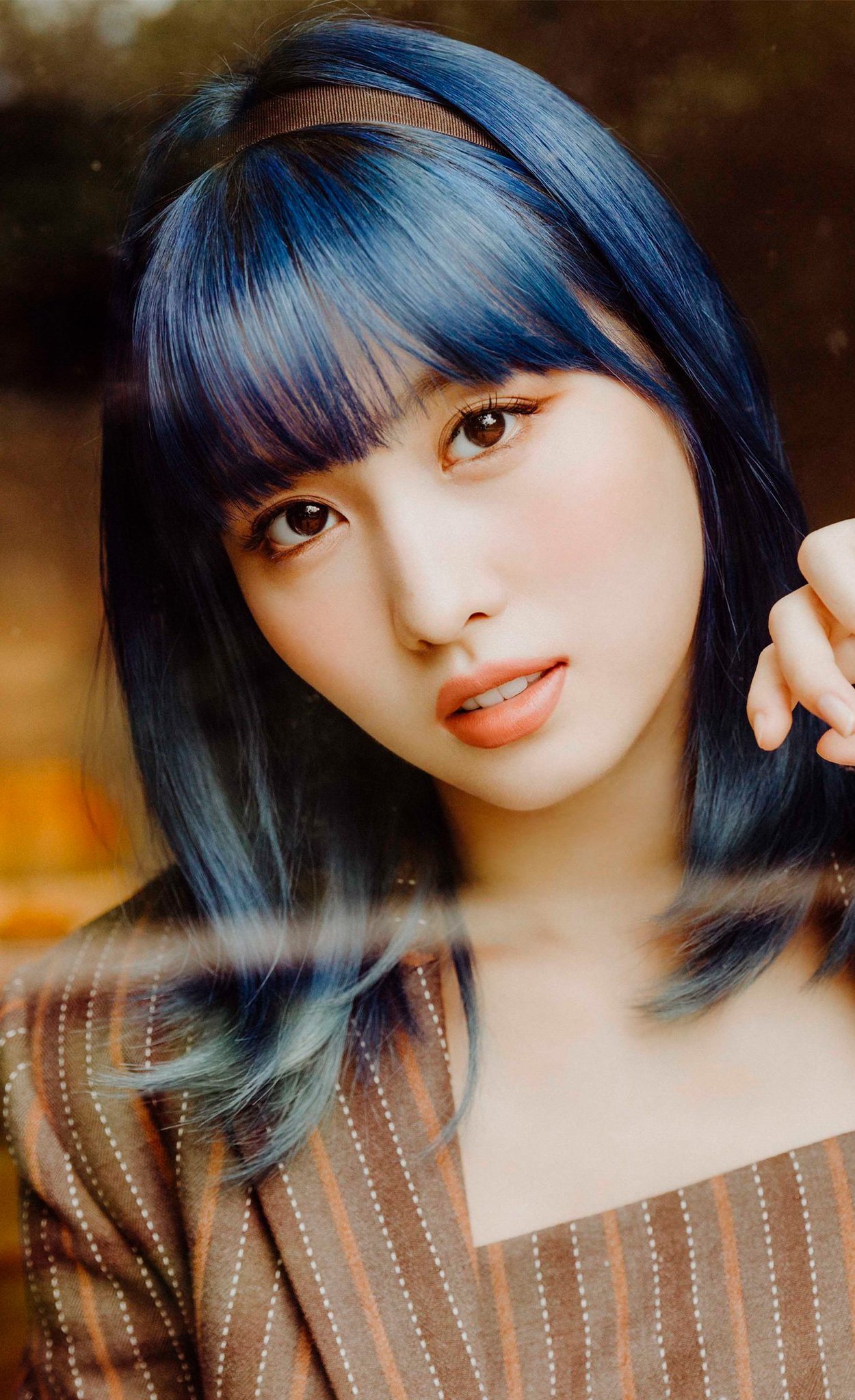 Twice Japanese style momo has stunning blue hair, beautiful Jingnan beret,  and Zhou Ziyu“s cute ponytail | DayDayNews