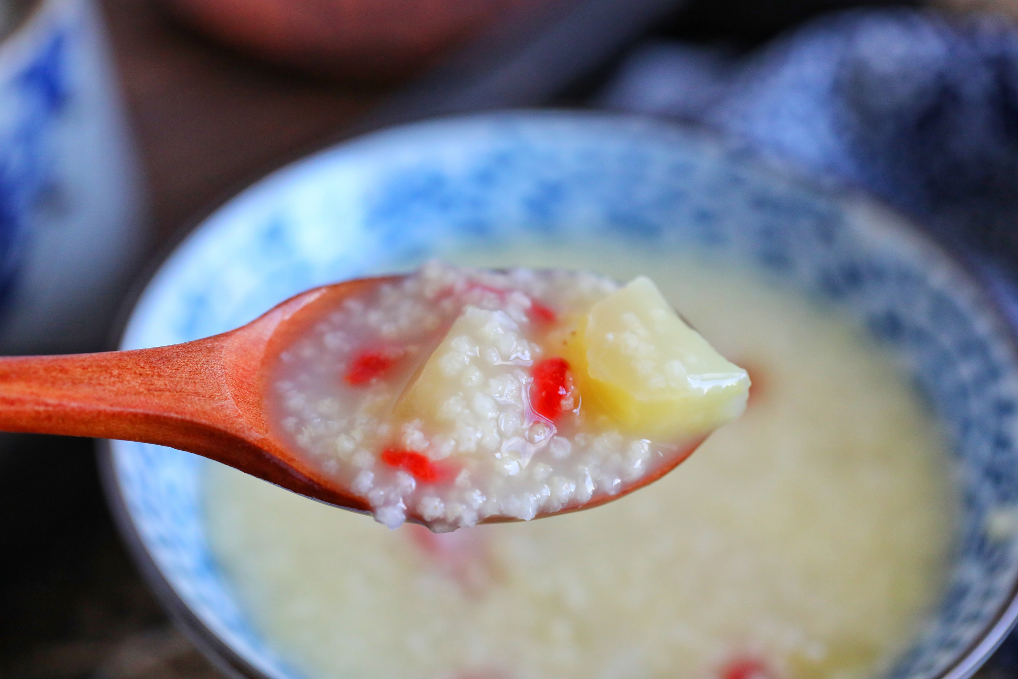 煮小米粥的时候加点这水果,酸甜好喝营养高,孩子一喝就是两碗